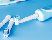 Effectiviteit van plaqueverwijdering met elektrische of handtandenborstel bij vaste orthodontische apparatuur