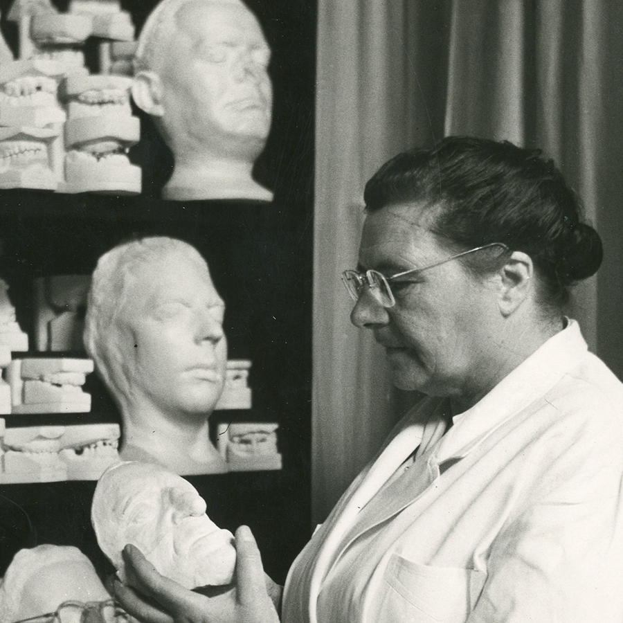Eerste vrouwelijke lector prothetische tandheel­kunde: mej. Jans Gretha Schuiringa (1887-1975)